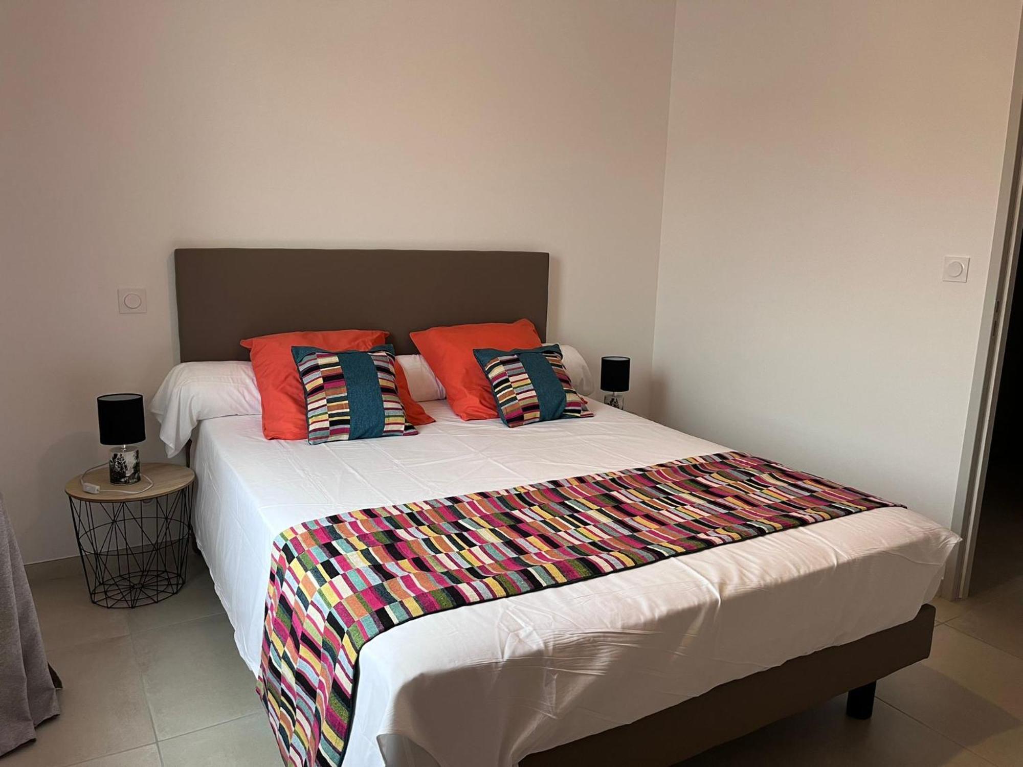 Val Des Bruyeres - Gite 15Mn Pezenas Avec Terrasse Et Cour Close - Parking Privatif Securise - Wifi Ftth Gratuit Neffies Exterior foto